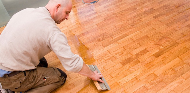 Drewniana pod�oga podczas szpachlowania zostanie pozbawiona uszkodze� i rys. fot. Domalux