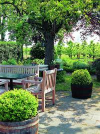 Jak dba� o drewniane elementy w ogrodzie?